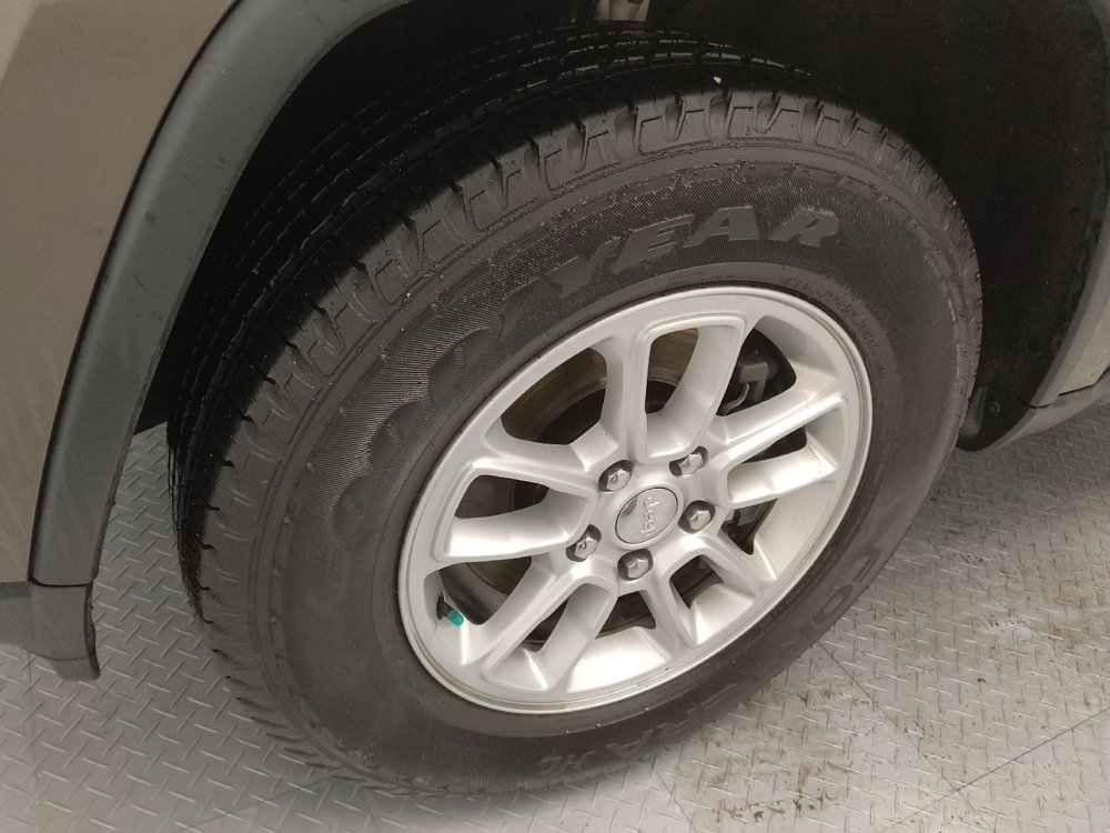 Used 2019 Jeep Grand Cherokee Laredo image 31