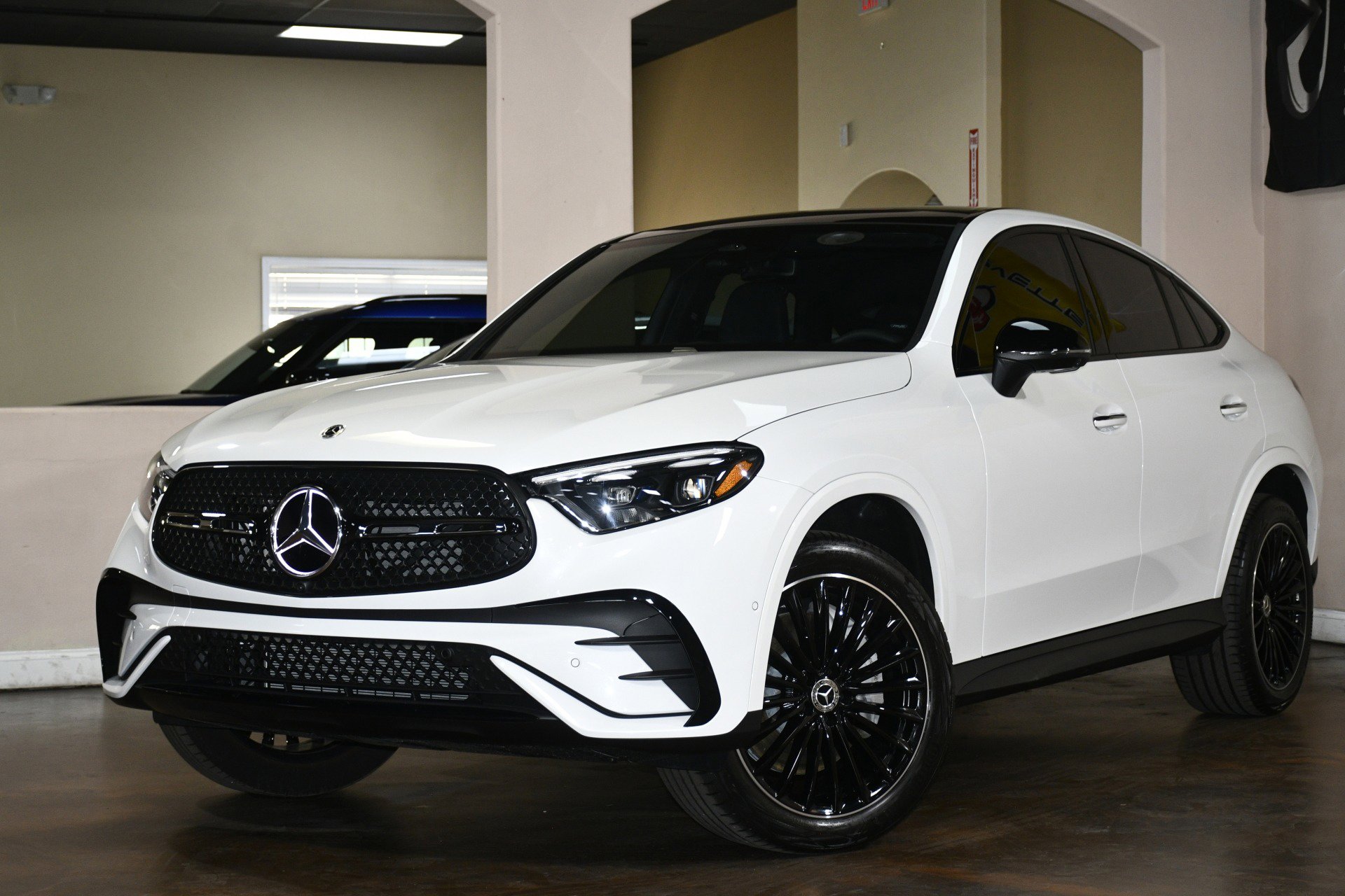 Used 2025 Mercedes-Benz GLC 300 4MATIC image 4