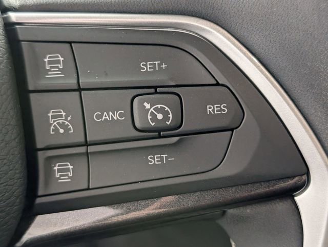 Used 2023 Jeep Grand Cherokee Altitude image 17