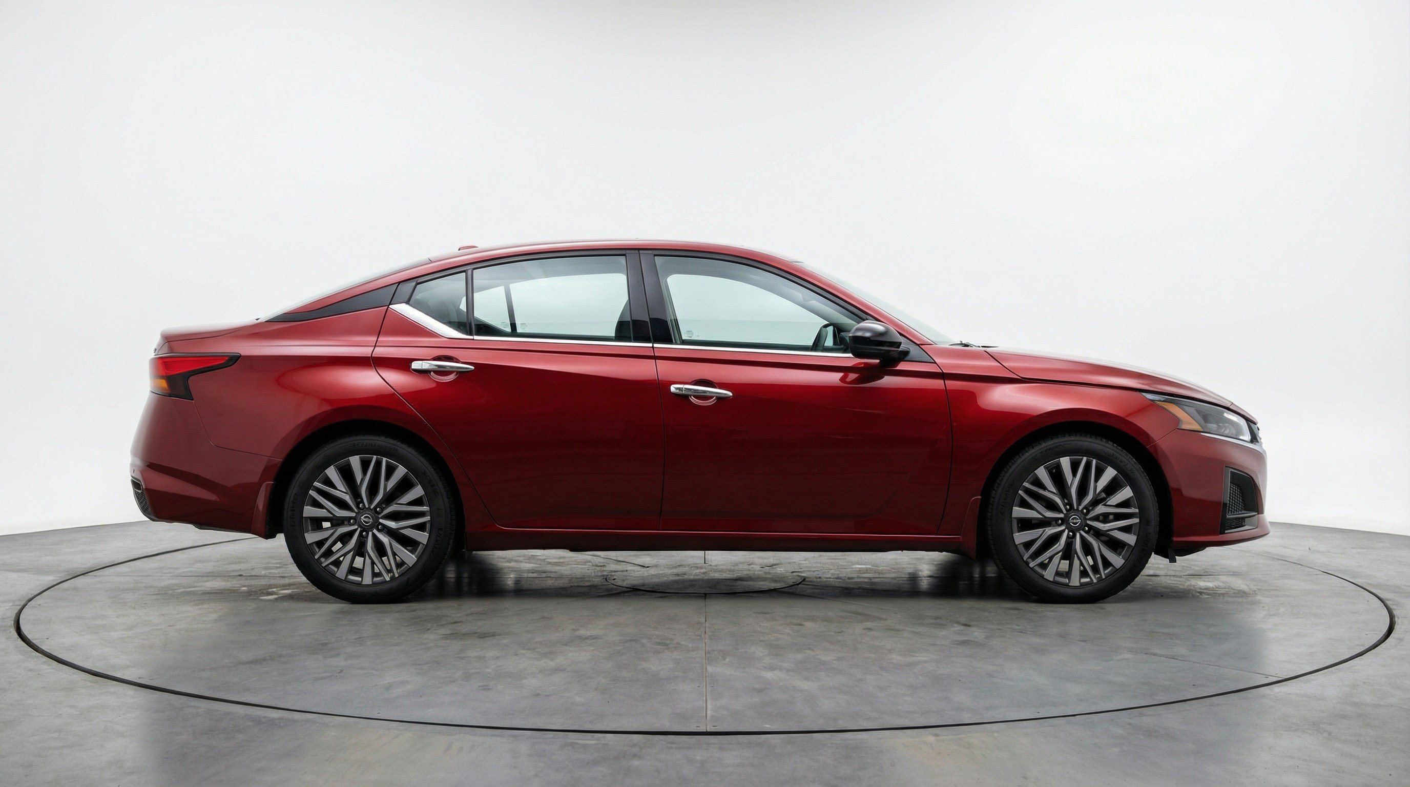 Used 2025 Nissan Altima 2.5 SV image 11