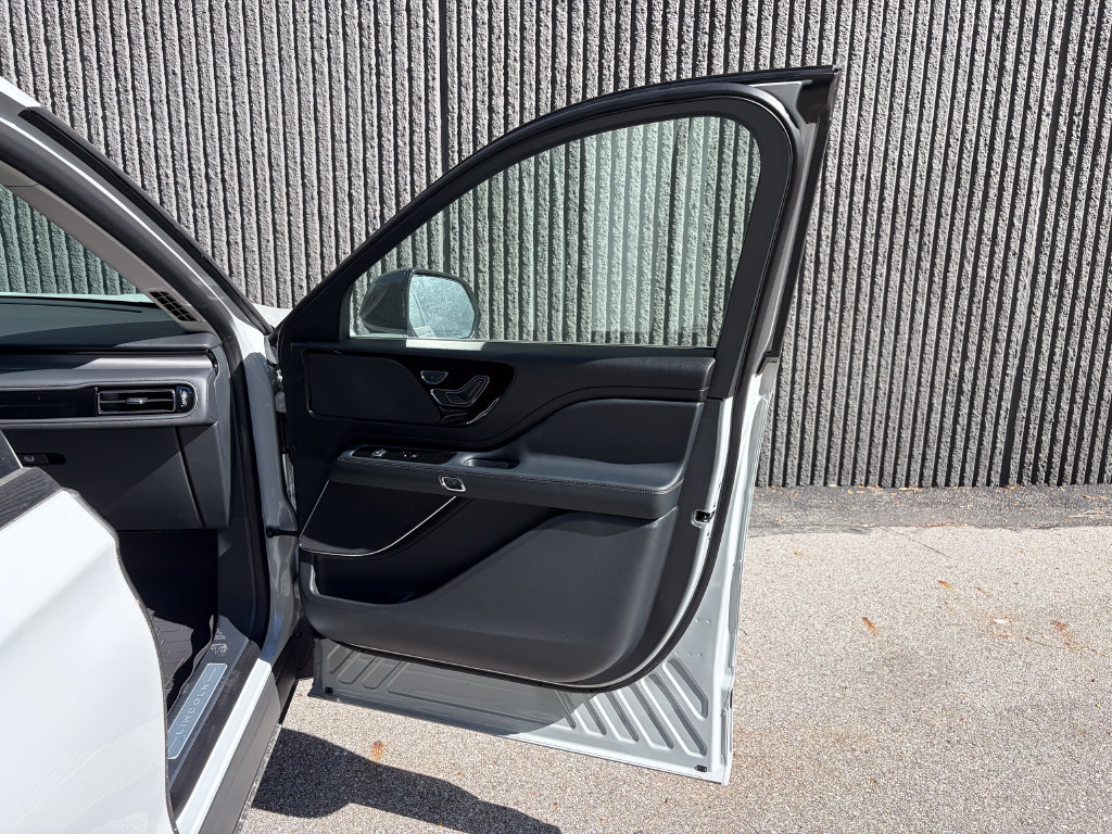 New 2027 Lincoln Aviator AWD w/ Jet Appearance Package image 34