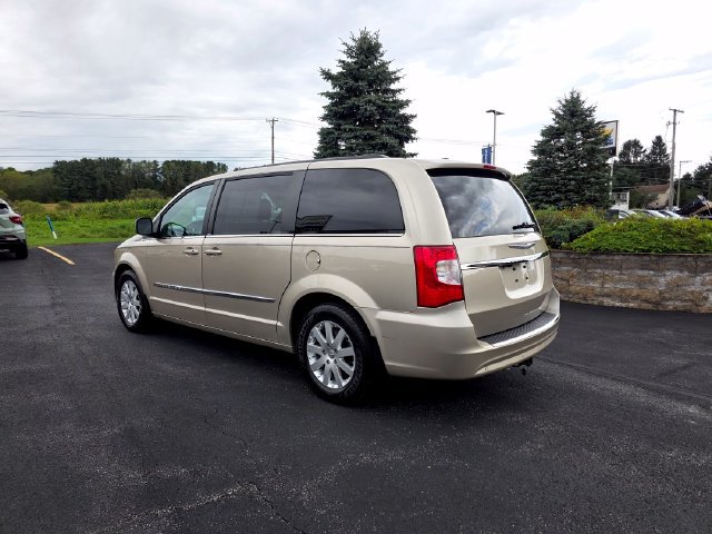 Used 2014 Chrysler Town & Country Touring FWD image 2