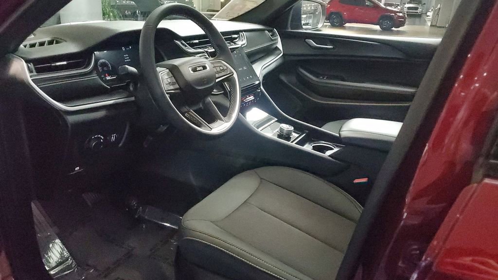 Used 2025 Jeep Grand Cherokee L Laredo image 21