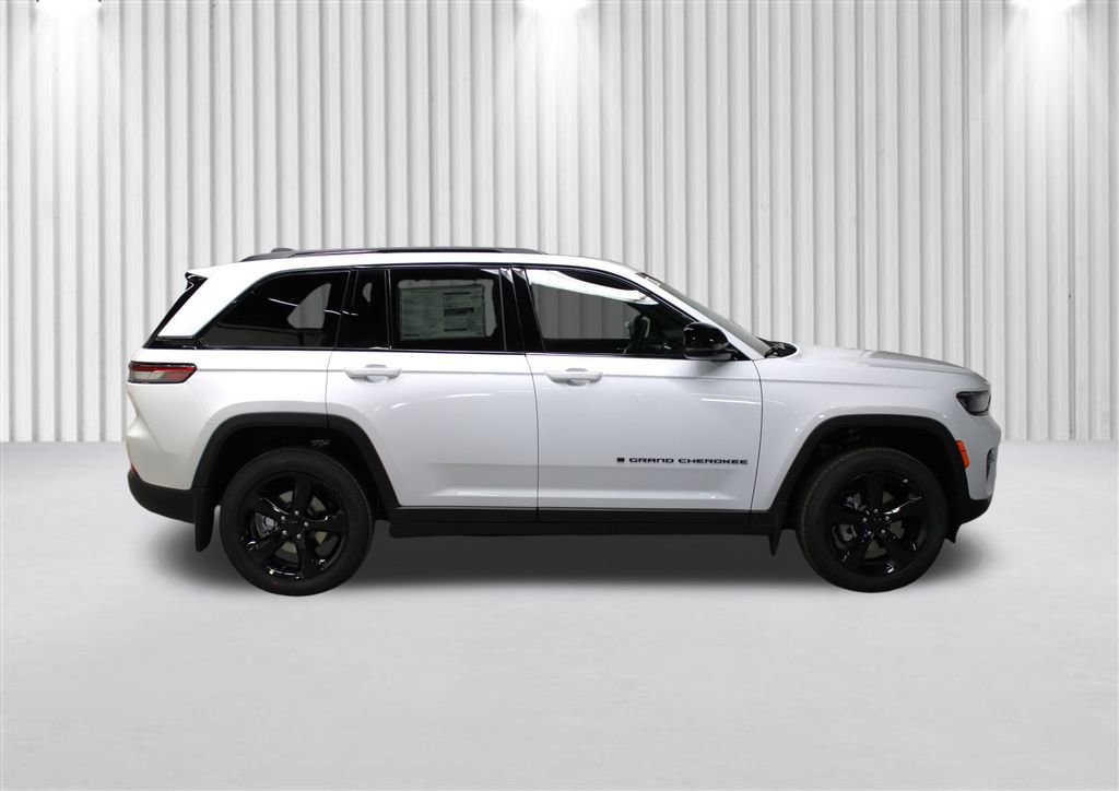 New 2025 Jeep Grand Cherokee Altitude image 2