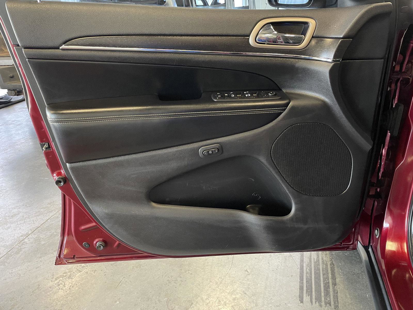 Used 2017 Jeep Grand Cherokee Limited image 16