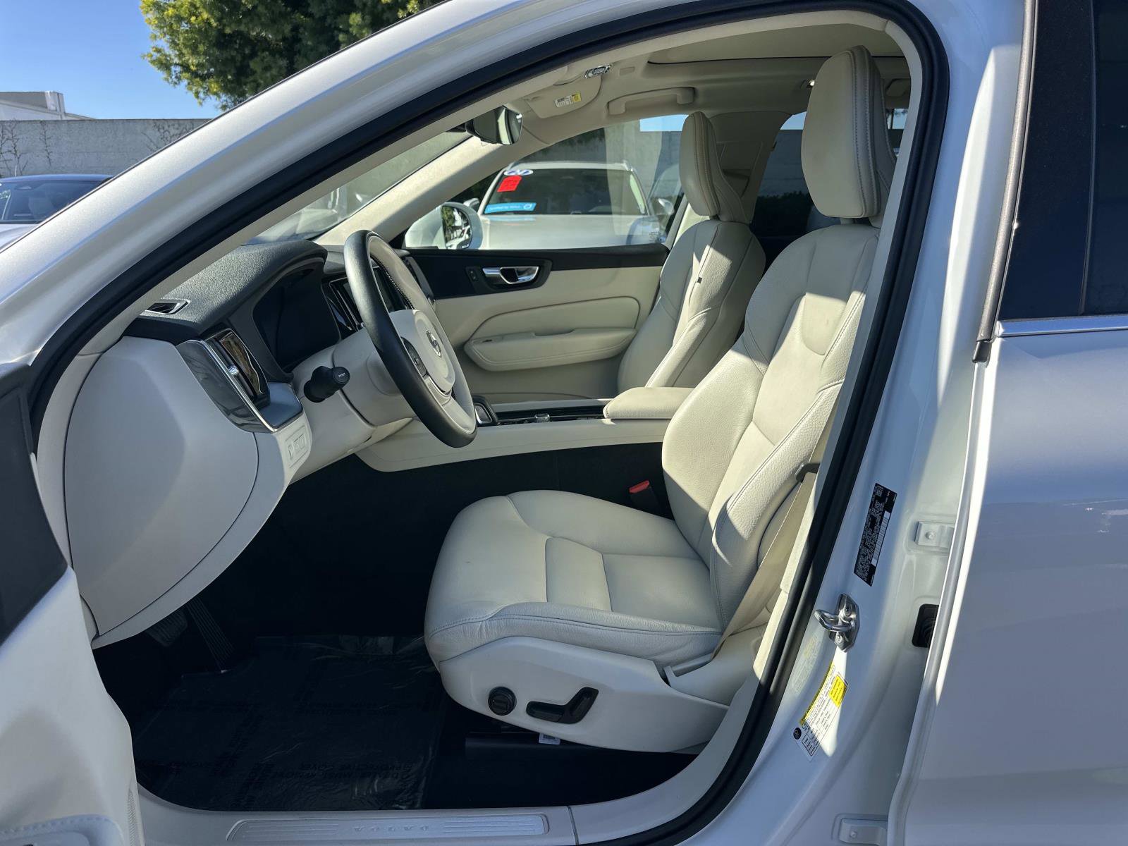 Used 2020 Volvo XC60 T8 Momentum w/ Protection Package Premier image 18