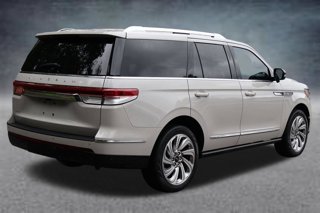 Used 2024 Lincoln Navigator Reserve AWD/4WD image 3