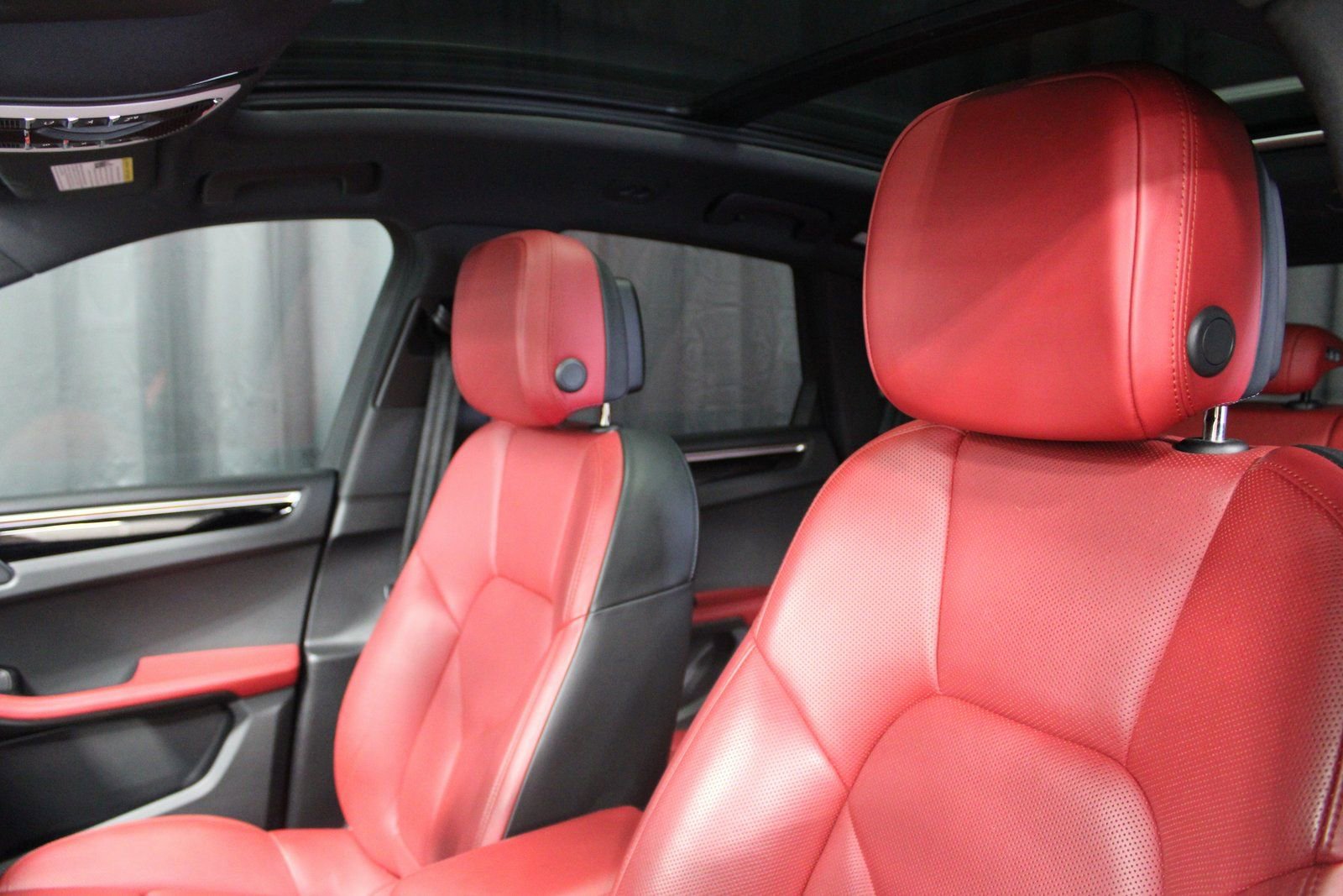 Certified 2021 Porsche Macan image 5