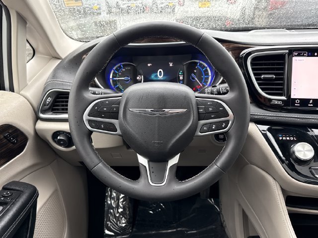 Used 2023 Chrysler Pacifica Limited FWD image 9