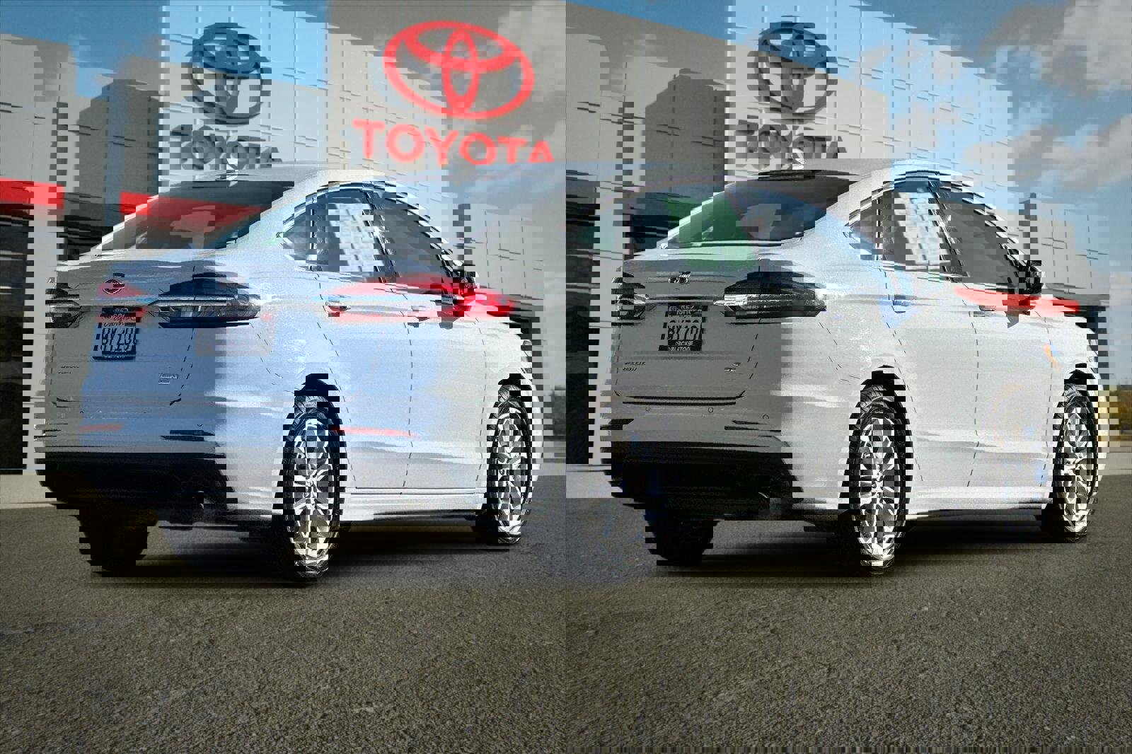 Used 2020 Ford Fusion SE image 3