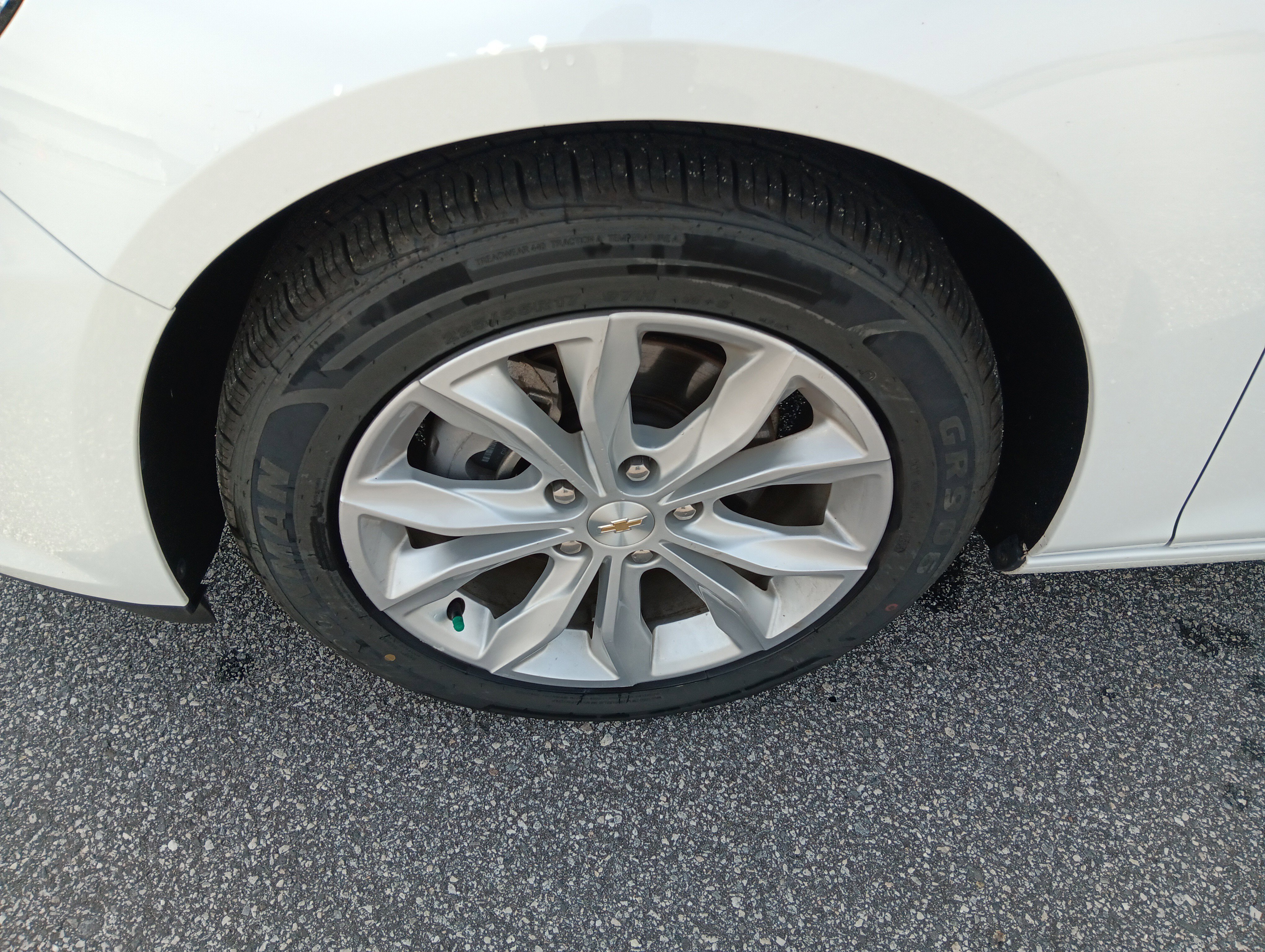 Used 2024 Chevrolet Malibu LT FWD image 2