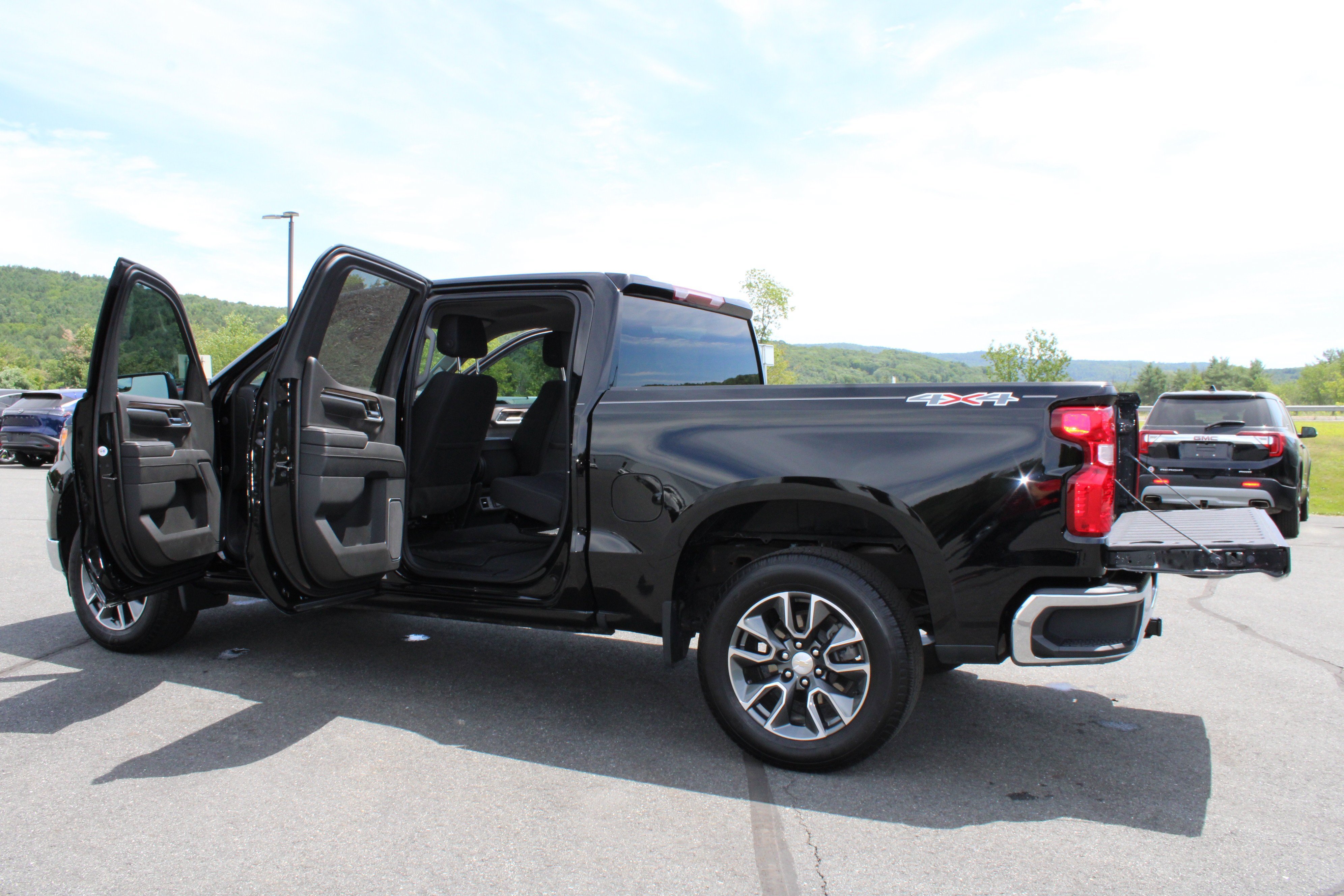 Used 2023 Chevrolet Silverado 1500 LT AWD/4WD image 16