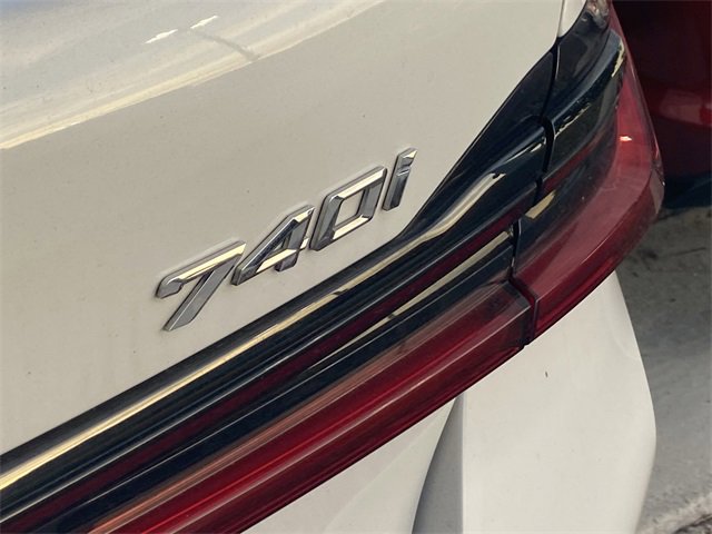 Used 2022 BMW 740i 740i w/ M Sport Package image 9