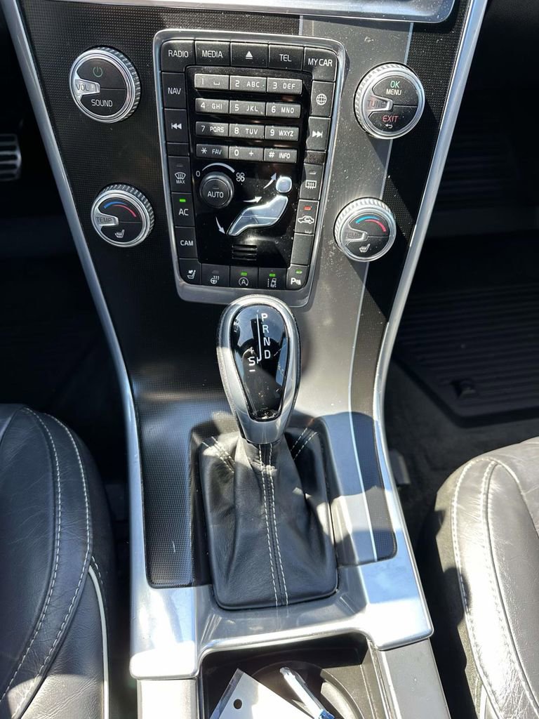 Used 2017 Volvo XC60 T6 R-Design w/ Climate Package image 18