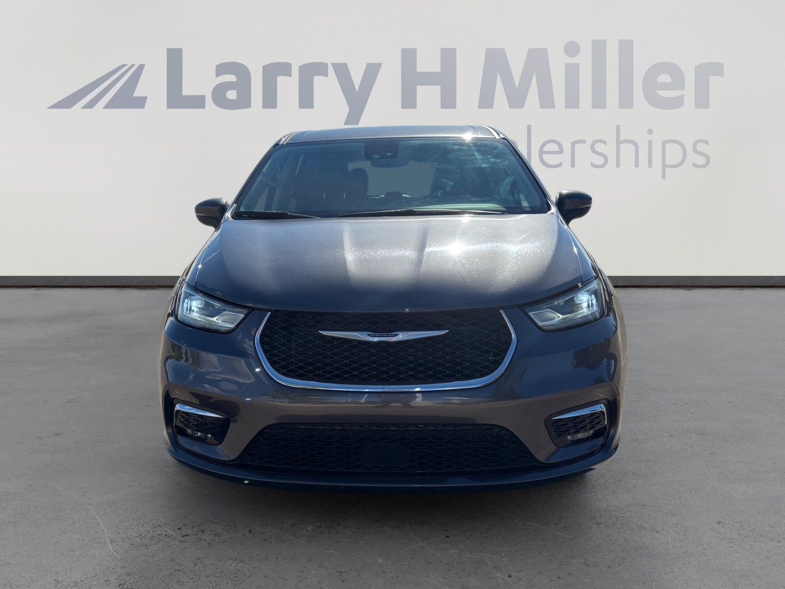 Used 2023 Chrysler Pacifica Touring-L FWD image 9