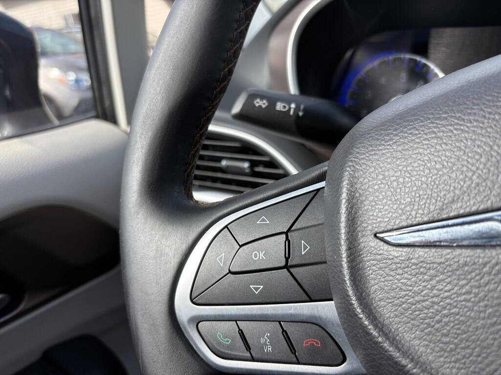 Used 2017 Chrysler Pacifica Touring-L image 18