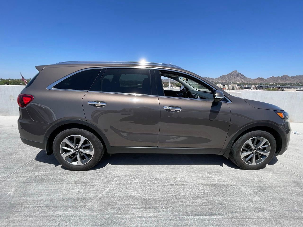 Used 2019 Kia Sorento EX w/ EX Touring Package image 3