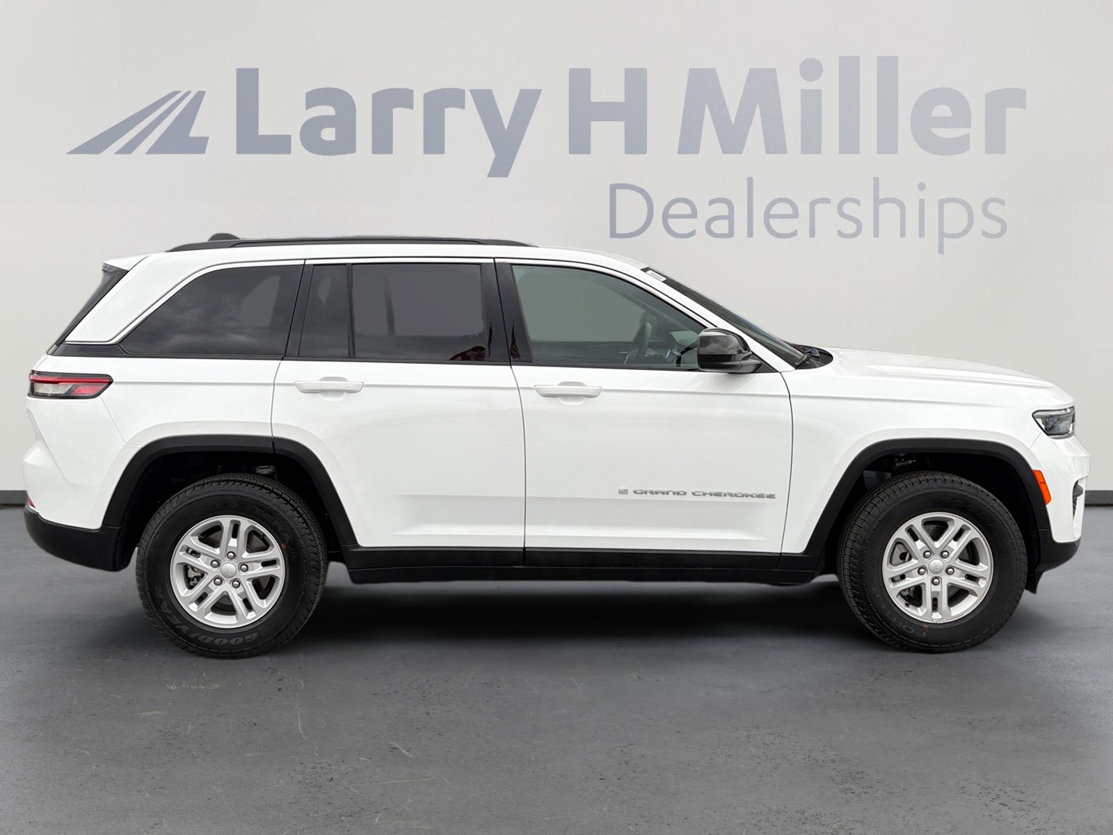 Used 2025 Jeep Grand Cherokee Laredo w/ Trailer Tow Package image 6