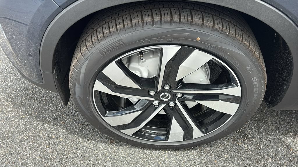 New 2026 Volvo XC40 B5 Plus w/ Protection Package Premier AWD/4WD image 33