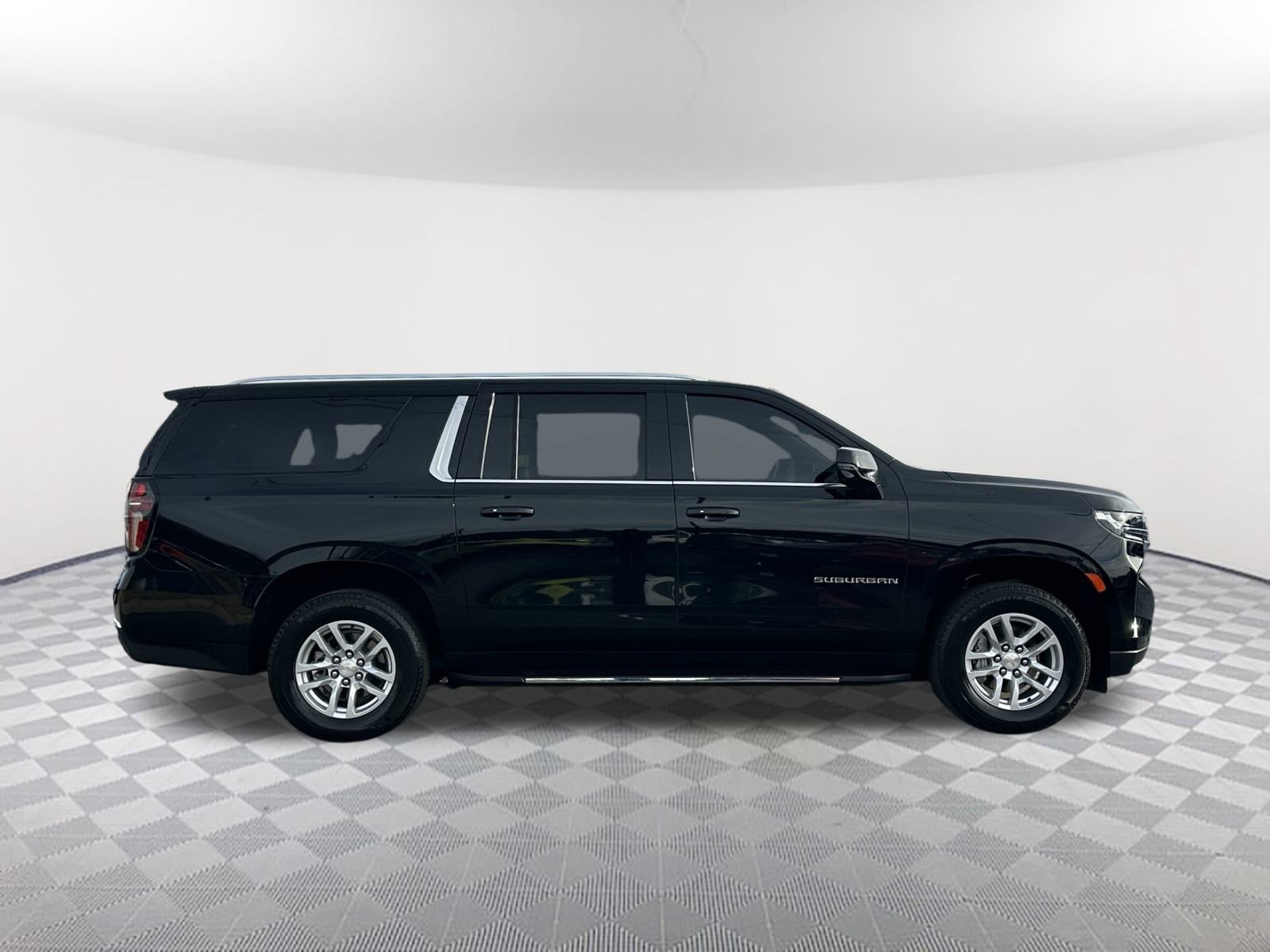 Used 2024 Chevrolet Suburban LT w/ Luxury Package image 6