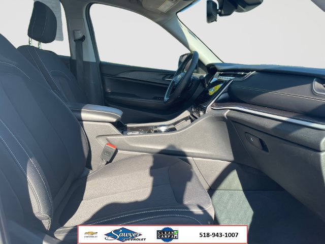 Used 2023 Jeep Grand Cherokee Laredo w/ Luxury Tech Group I AWD/4WD image 16