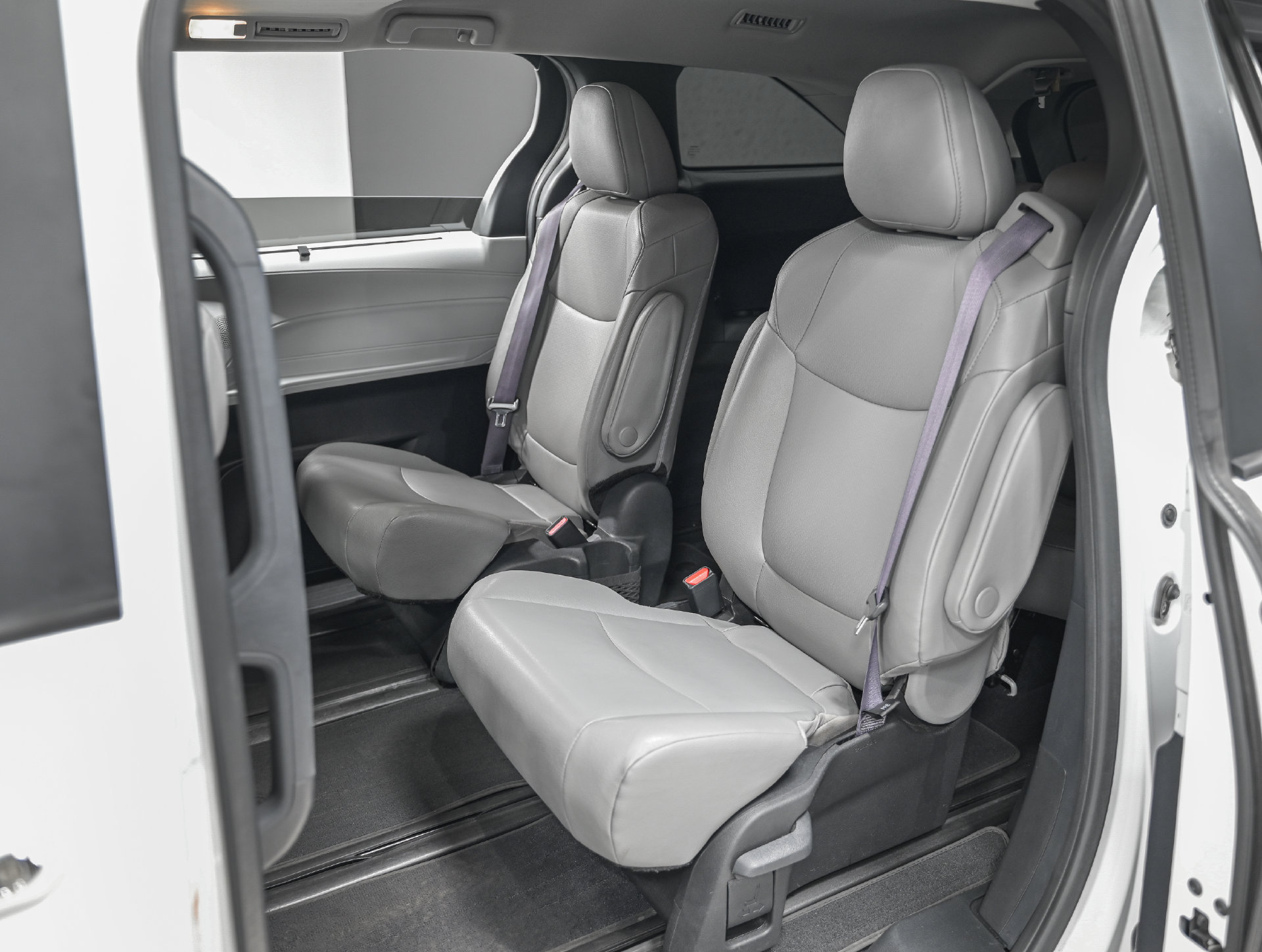 Used 2025 Toyota Sienna XLE w/ XLE Plus Package AWD/4WD image 26