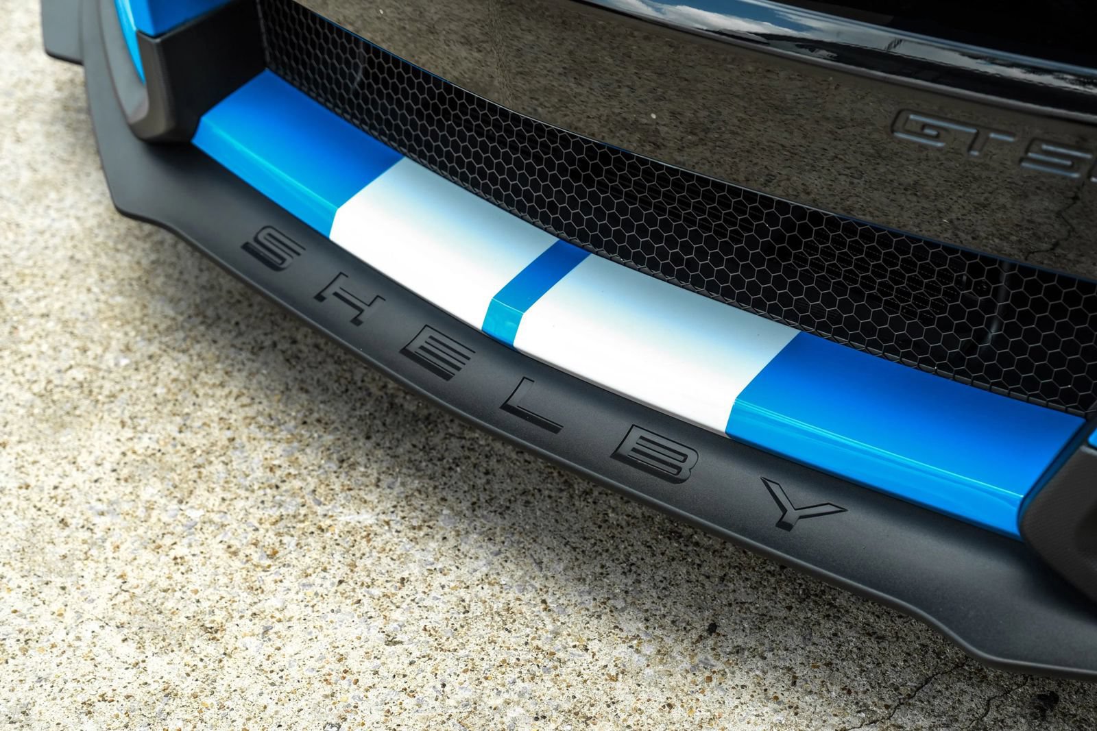 Used 2022 Ford Mustang Shelby GT500 w/ Carbon Fiber Track Pack RWD image 46