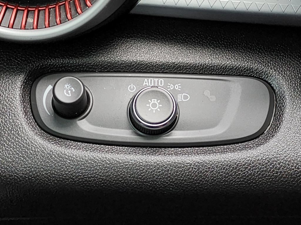 Used 2025 Chevrolet Trax RS FWD image 30