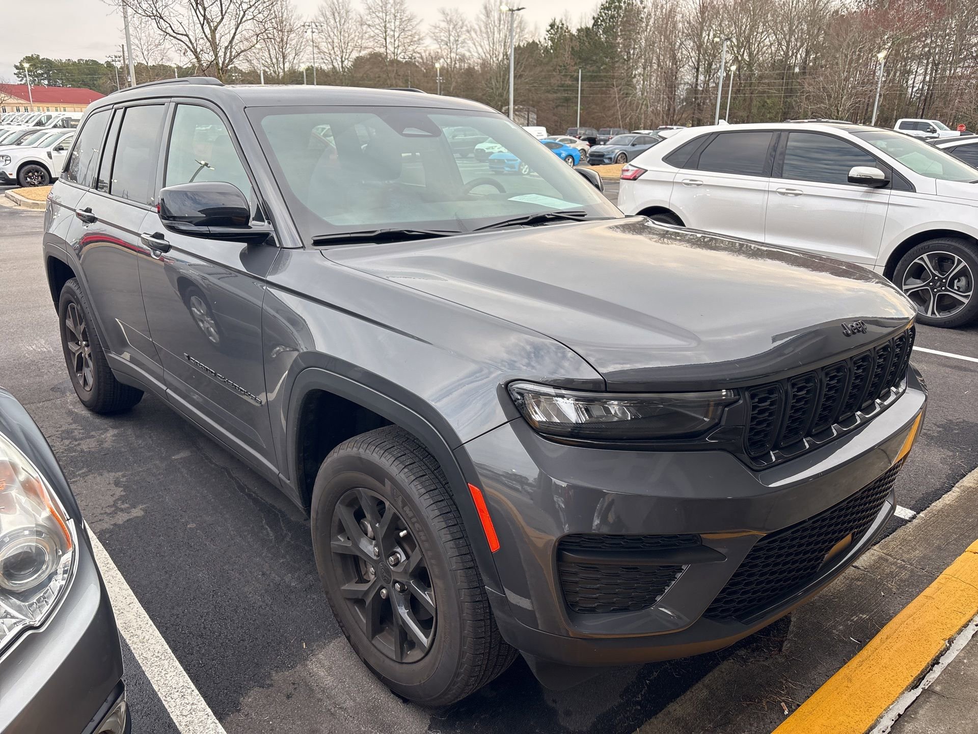 Used 2025 Jeep Grand Cherokee 4WD image 2