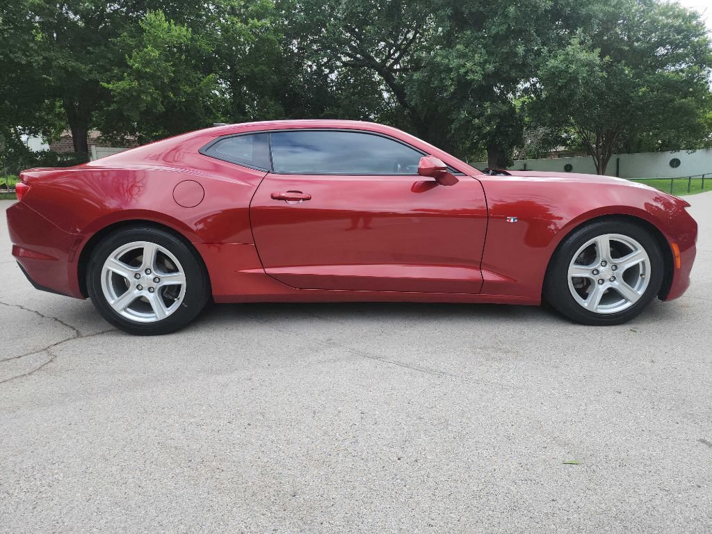 Used 2019 Chevrolet Camaro LT w/ Technology Package RWD image 9