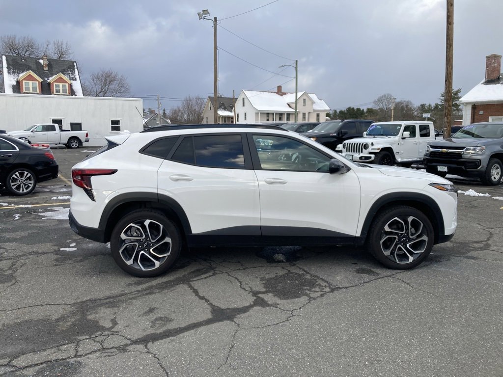 Used 2025 Chevrolet Trax RS w/ Sunroof Package image 8