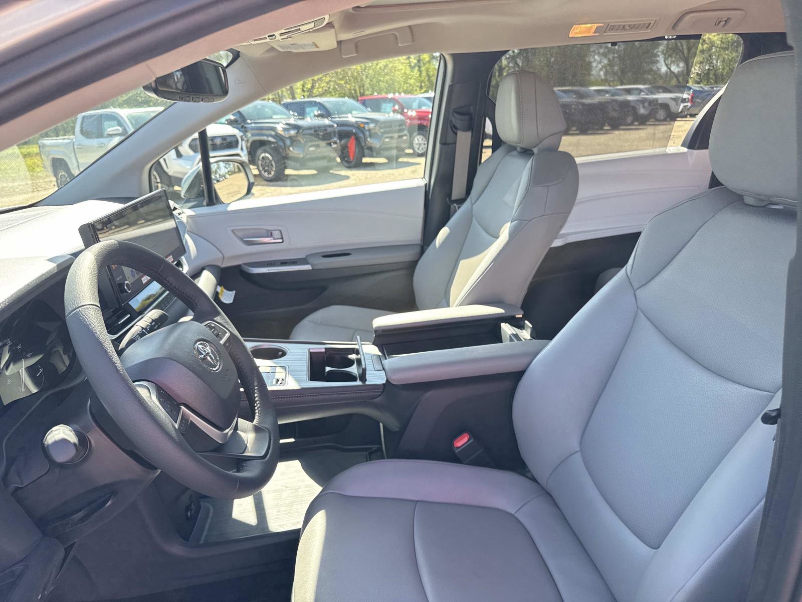 Used 2025 Toyota Sienna XLE image 18