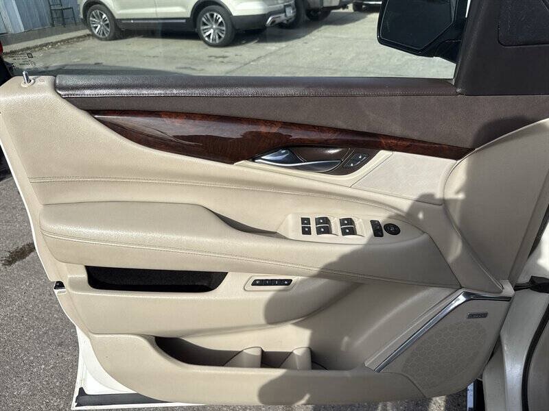 Used 2015 Cadillac Escalade Premium AWD/4WD image 13