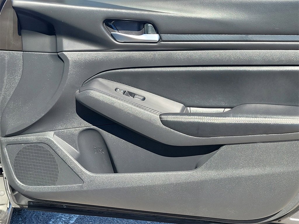 Used 2024 Nissan Altima 2.5 SV image 14