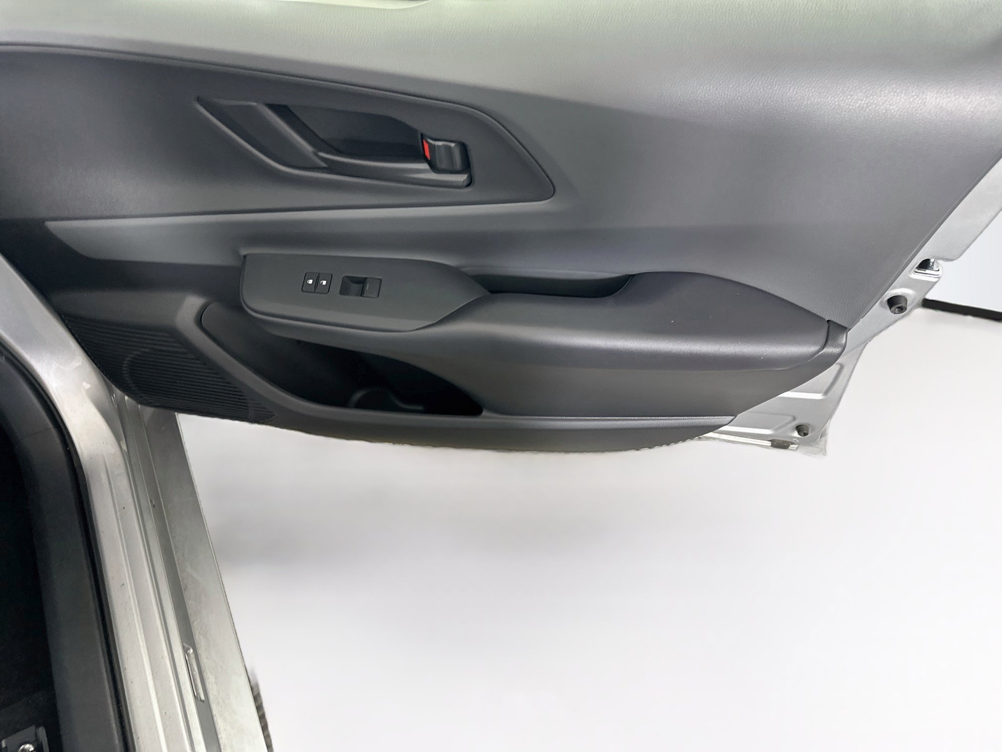 Used 2025 Toyota Prius LE FWD image 30