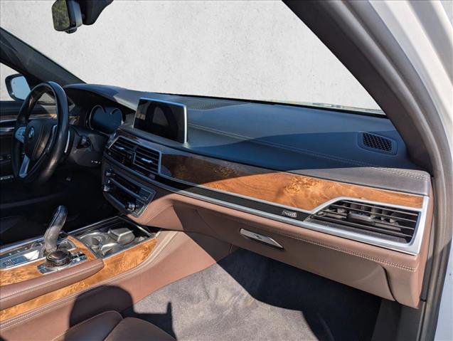 Used 2017 BMW 750i image 27