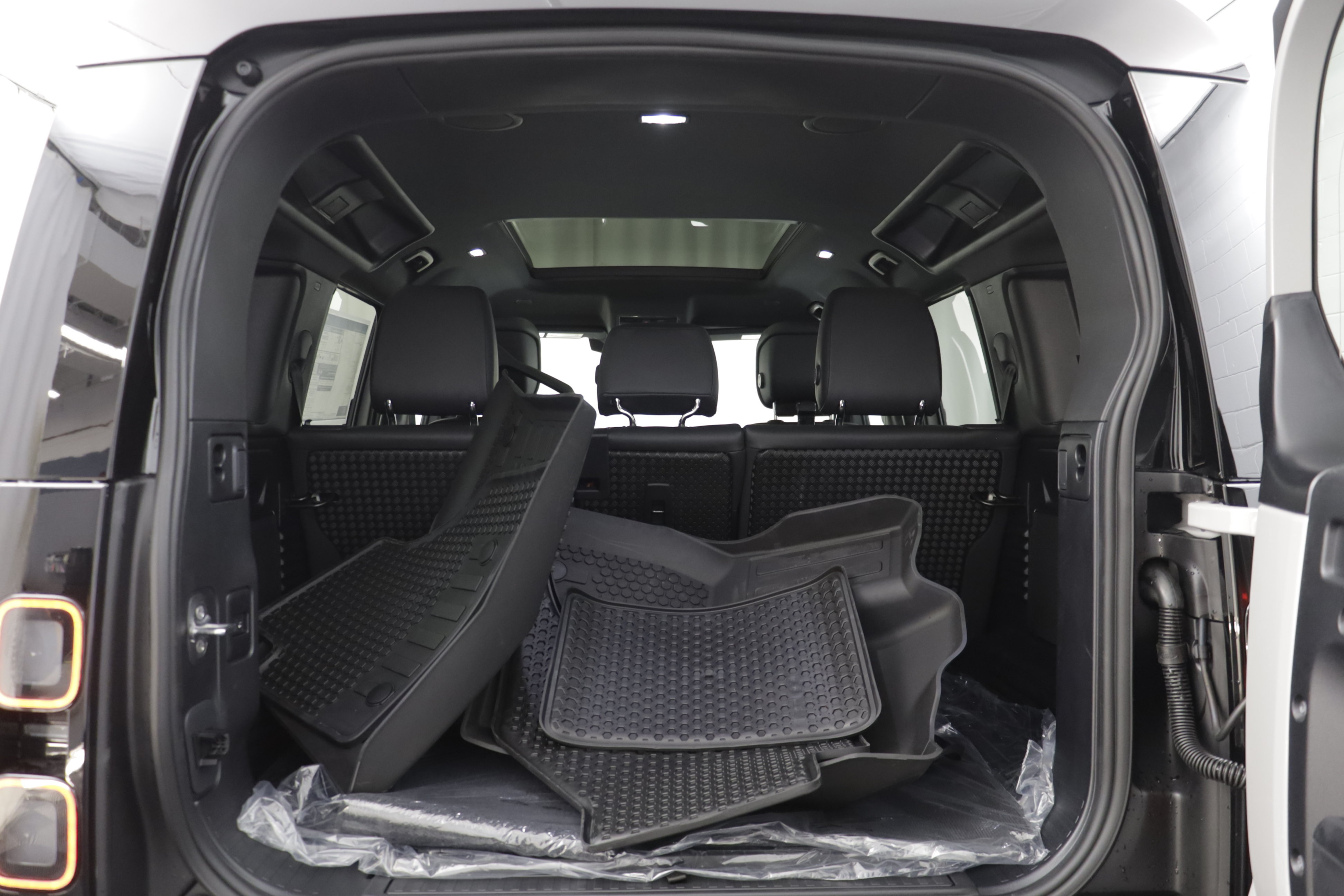 New 2026 Land Rover Defender 110 X-Dynamic SE AWD/4WD image 20