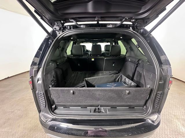 Used 2024 Land Rover Discovery Metropolitan Edition AWD/4WD image 13