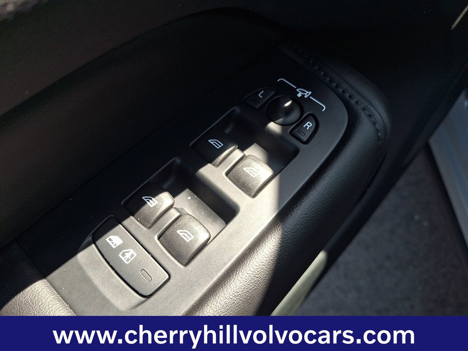 Certified 2025 Volvo XC60 B5 Plus image 28