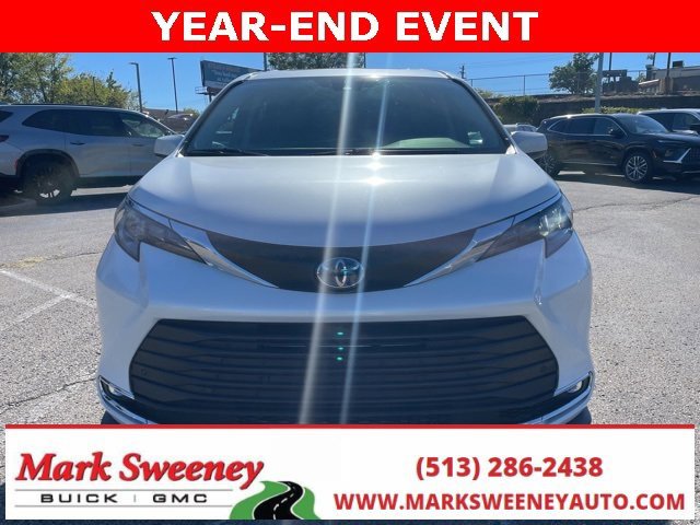 Used 2024 Toyota Sienna XLE image 3
