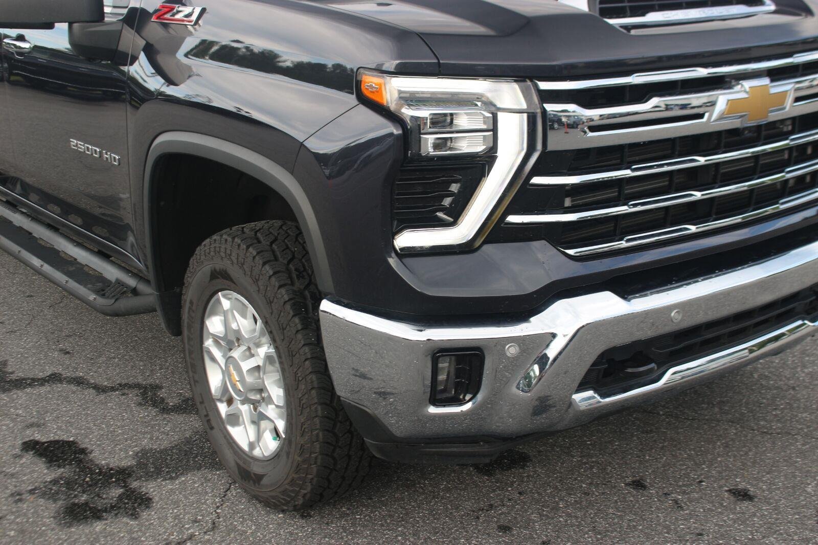 Used 2024 Chevrolet Silverado 2500 LTZ w/ LTZ Convenience Package AWD/4WD image 9