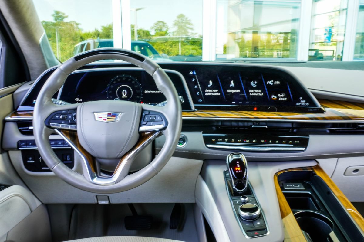 Used 2024 Cadillac Escalade ESV Sport Platinum w/ LPO, ONYX Package AWD/4WD image 15