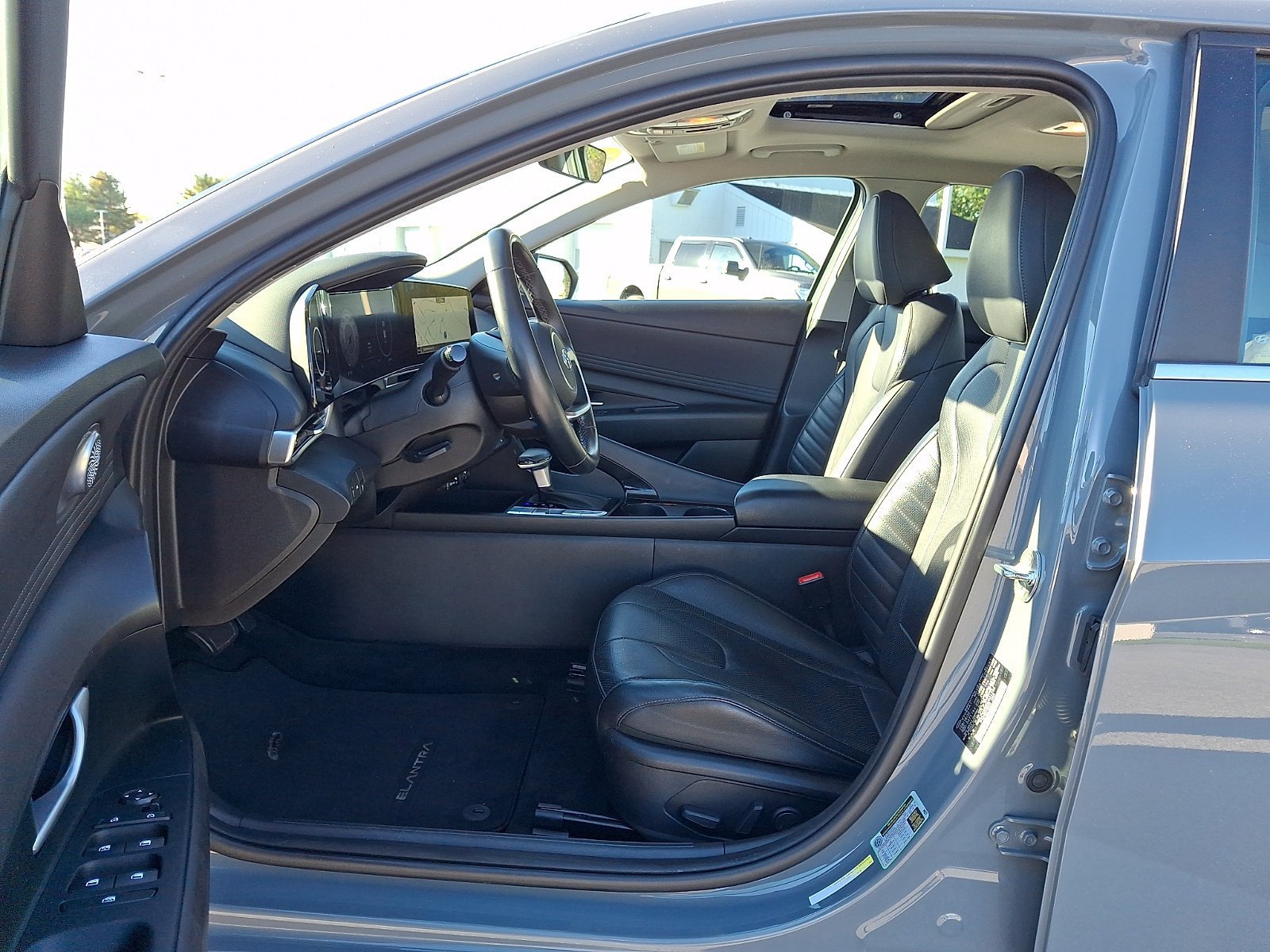 Used 2022 Hyundai Elantra Limited w/ Preferred Accessory Package FWD image 14