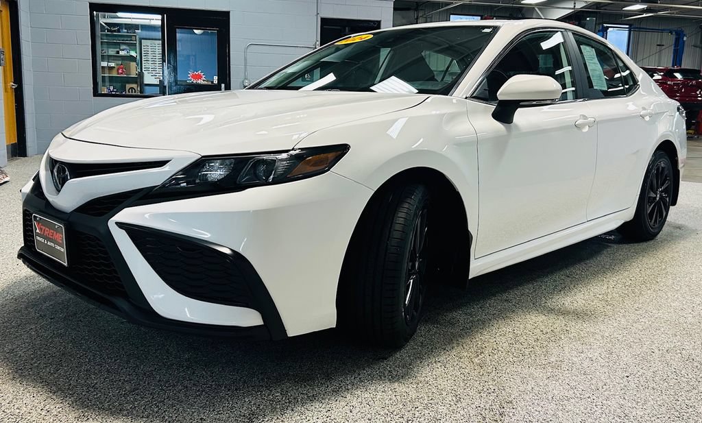 Used 2024 Toyota Camry SE FWD image 3