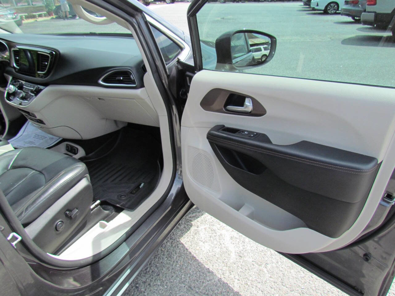 Used 2017 Chrysler Pacifica Touring-L Plus w/ Advanced Safetytec Group image 19