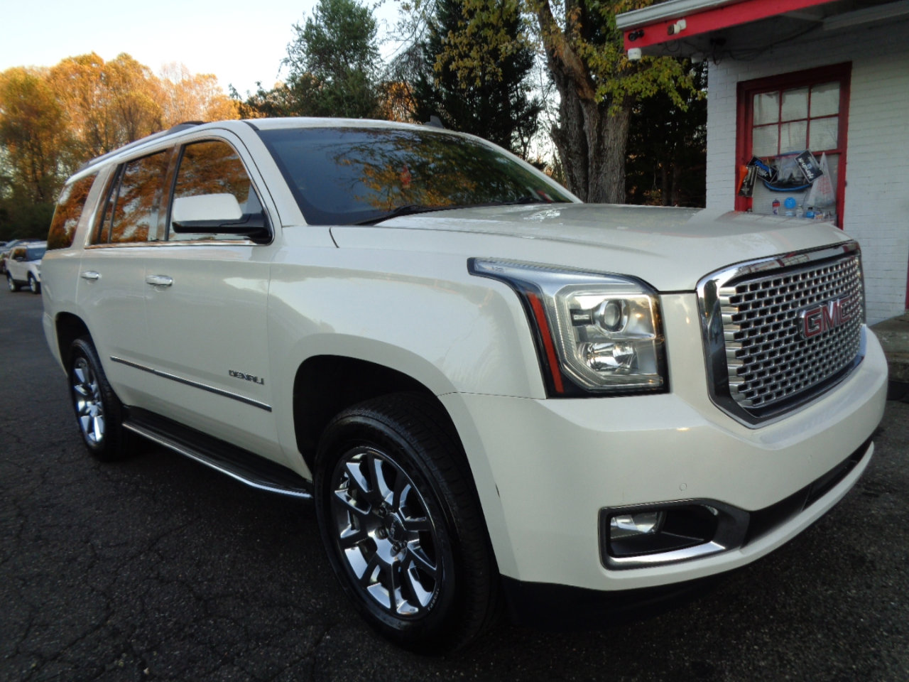 Used 2015 GMC Yukon Denali w/ Touring Package image 3