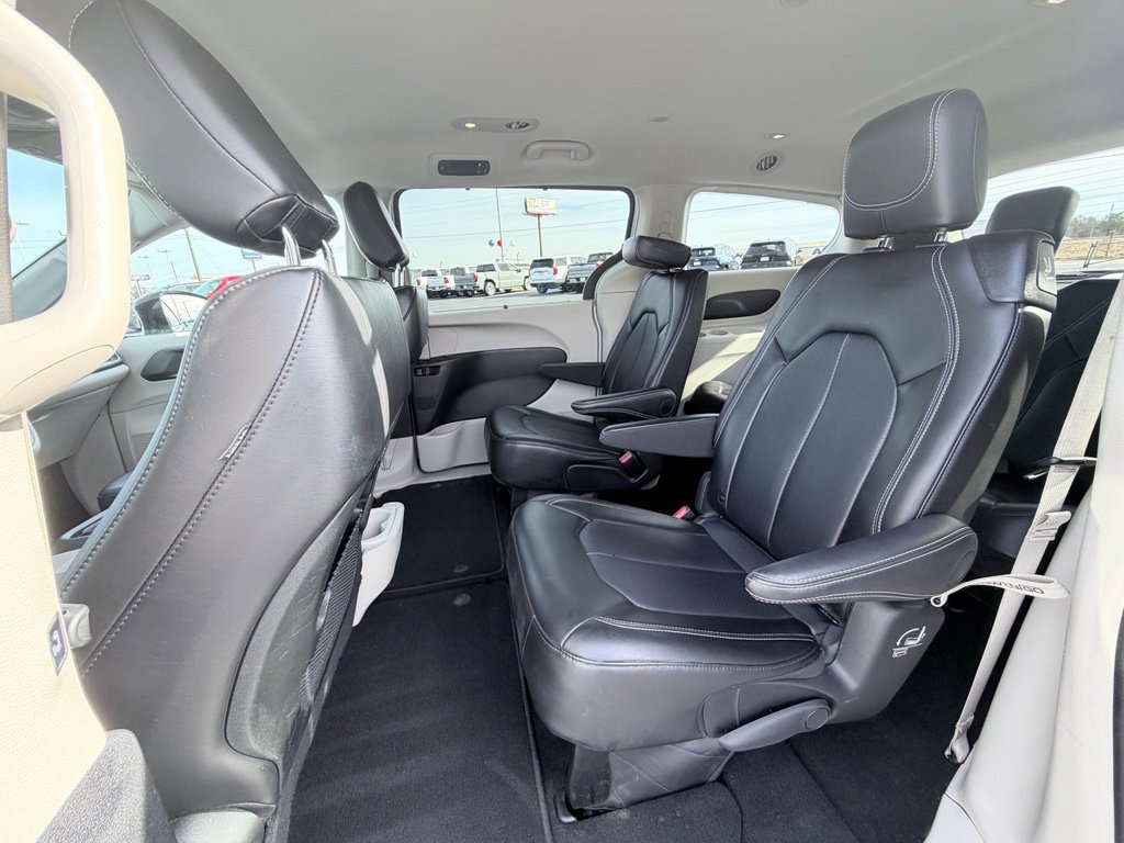 Used 2024 Chrysler Pacifica Touring-L image 24