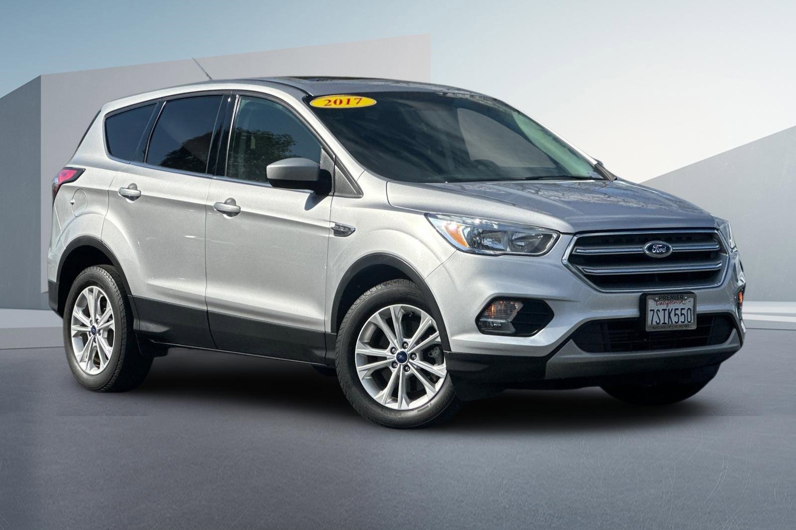 Used 2017 Ford Escape SE image 2