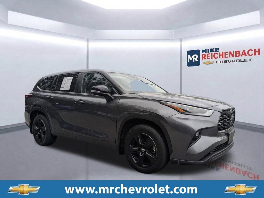 Used 2023 Toyota Highlander LE image 1