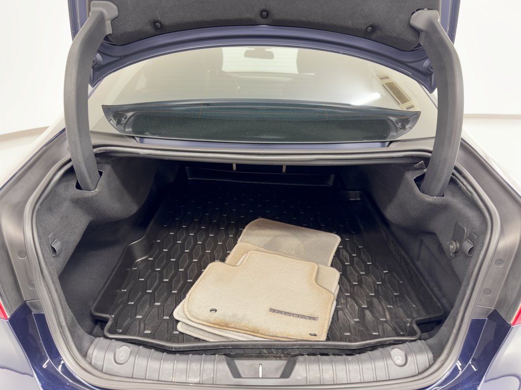 Used 2018 Jaguar XF Premium RWD image 28